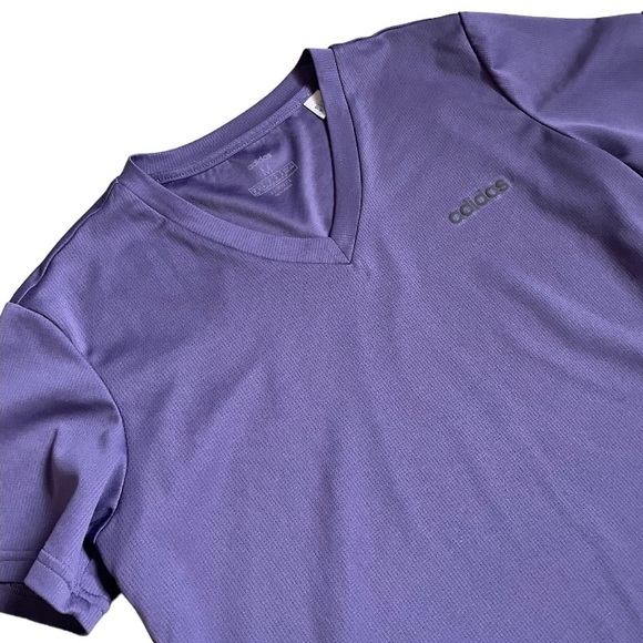 ADIDAS Womenโs Climalite V-Neck T-Shirt Size Medium Purple - Picture 1 of 5